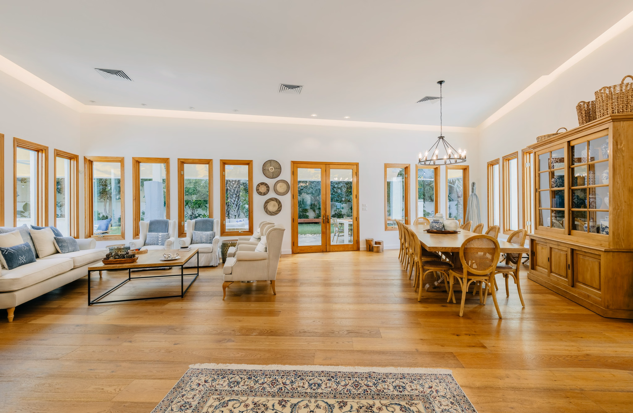 Open-plan living and dining room at Villa Hod HaSharon in Hod HaSharon, Israel